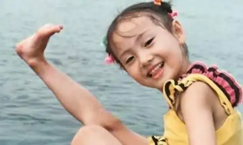 郑爽童年照曝光 小仙女从小可爱鬼马 - 剧情啦