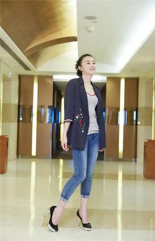 剧中饰演王俊凯妈妈,穿娃娃领上衣配蕾丝黑纱裙,43岁优雅大气