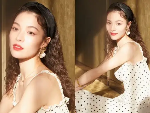 钟楚曦又秀天鹅颈波点连衣裙少女感十足肩颈线迷死人不偿命