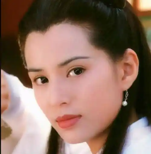 她仗名气大而拒绝演小龙女,后来演的古装剧角色,演一个毁一个_林依晨