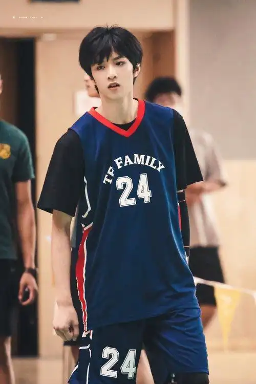 打篮球的刘耀文真的是很帅,给我.