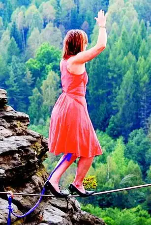 美国女子穿高跟鞋走钢丝