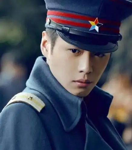 男星军装照杨洋英姿飒爽千玺英气十足看到朱一龙感觉恋爱了