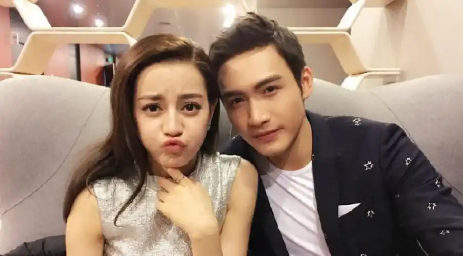 迪丽热巴和众男星合影,都笑的特备甜美,唯独在他面前搞怪!