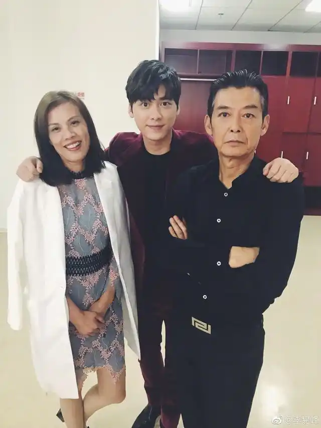李易峰全家颜值怎么样李易峰父母家庭背景照片大合集