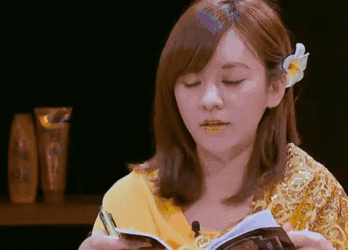 哎呦陈意涵美女撒娇gif动图_动态图_表情包下载_soogif