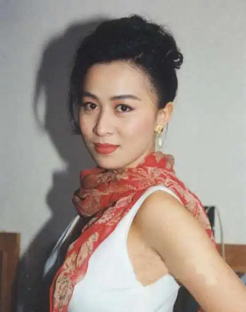 可爱的卧蚕~那种清纯秀美,淡雅娟丽网上有网友曝光了刘嘉玲年轻时的