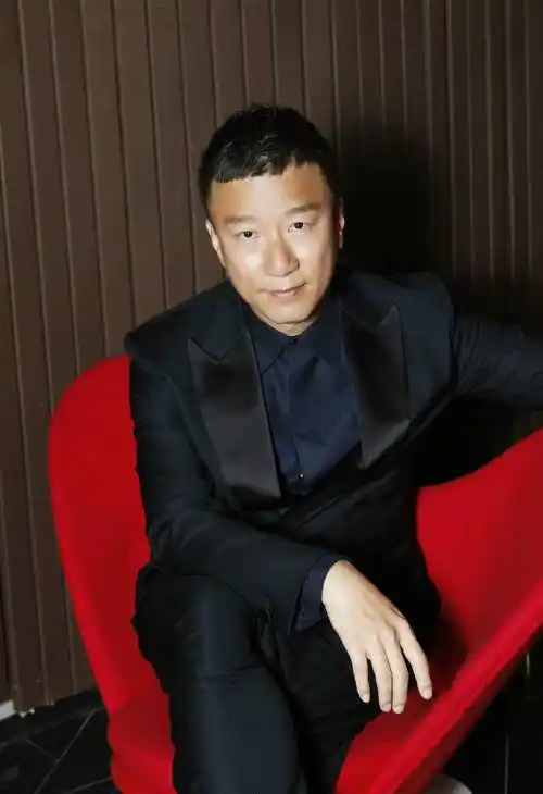 孙红雷携女儿外出女儿皮肤比爸还黑脸颊肉嘟嘟可爱呆萌