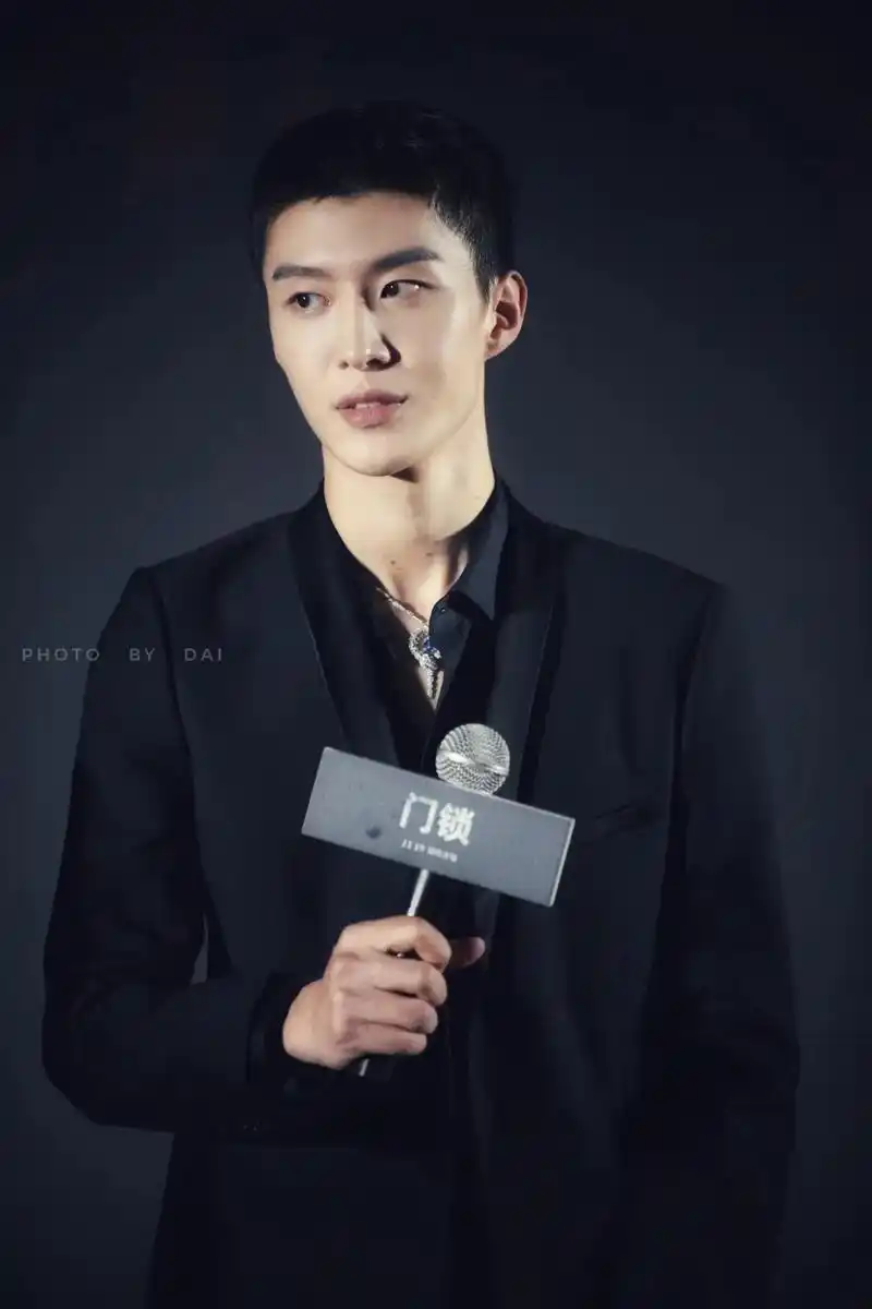 西装杀 颜值牛逼症?听说门锁很好看#范丞丞 #门锁电影 # - 抖音