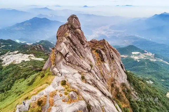 广东境内据说有500多座独立千米山峰,这其中,新丰云髻山并不是最高的