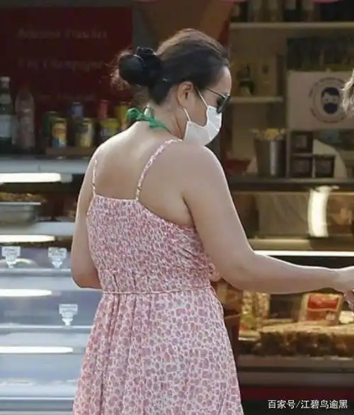 55岁巩俐近照曝光,肤色暗沉身材臃肿,和丈夫牵着手买东西很甜