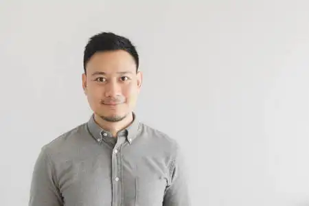 微笑着一张灰色衬衫普通人的幸福脸.魅力和积极思考的概念.照片