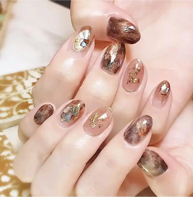 今年最流行的大地色美甲!秋冬季時尚 - 抖音