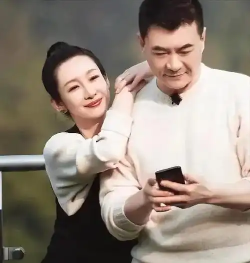 王新军与秦海璐巨婴症儿子现已9岁看到长相后网友大为吃惊