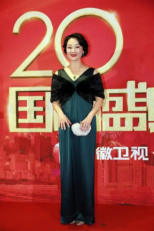 原创王姬年过半百风韵犹存穿缎面裙配红唇好媚人古典韵味美真撩人