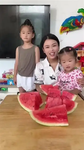 来吃西瓜喽!无忧无虑的童年