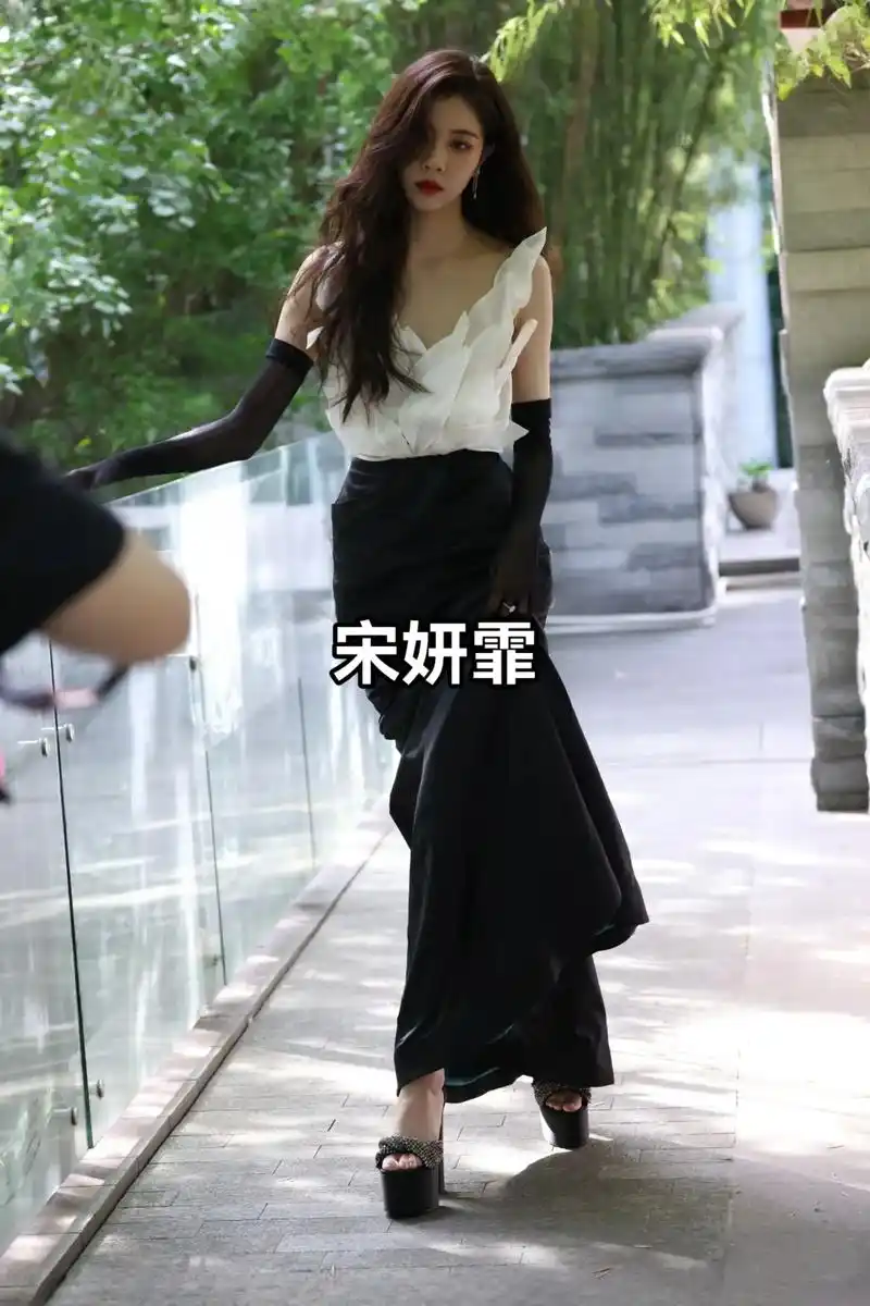 宋妍霏.#原图合集请私 #特写 #无处安放的小jio #美脚 - 抖音