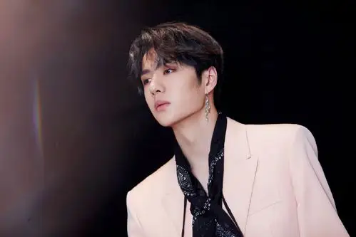 王一博一身粉色西装外套, 搭配印花丝巾, 浪漫少年的心动look