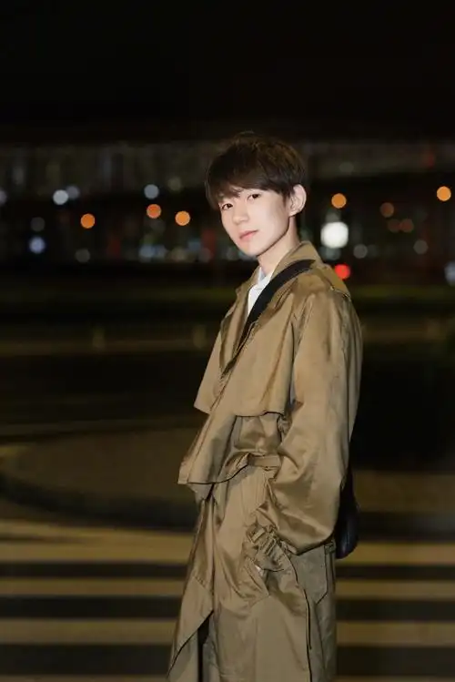 组图:王源深夜街拍化身风衣少年 帅气有型明眸似水_高清图集_新浪网