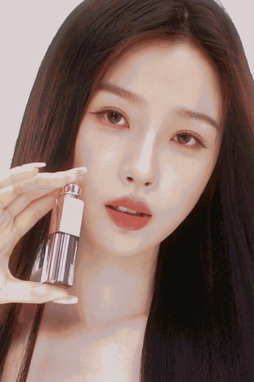 虞书欣全新妆容大片表现力超绝,红色系石榴妆&姐系裸妆,你pick哪一个?