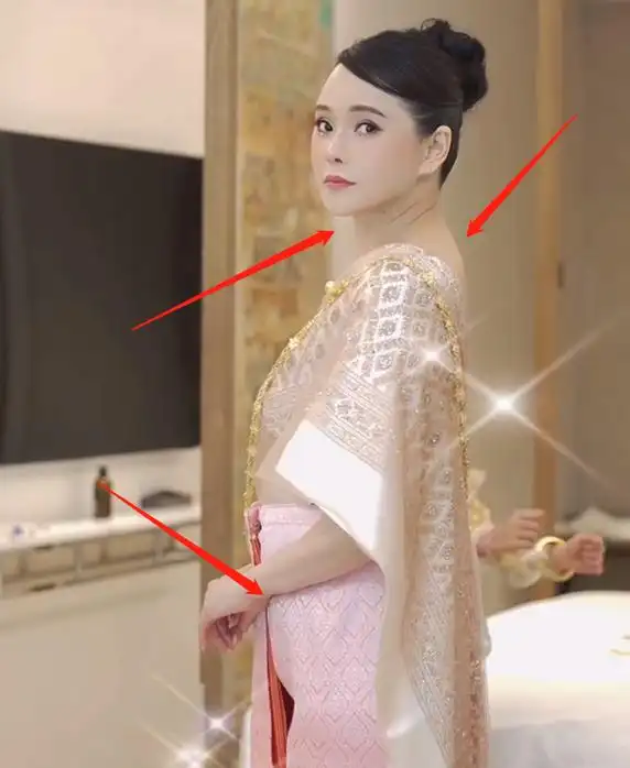 55岁伊能静中年发福,侧面小腹鼓起似怀孕,6岁女儿正脸不像她