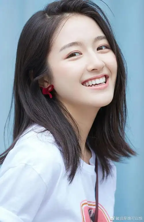 鲁照华,李兰迪,沈月,赵露思,盘点95后那些治愈系微笑的女孩