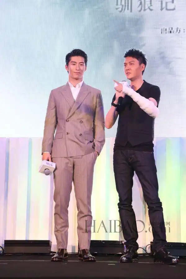 【图】冯绍峰,窦骁帅气亮相电影《狼图腾》上海发布会,现场二人搞笑