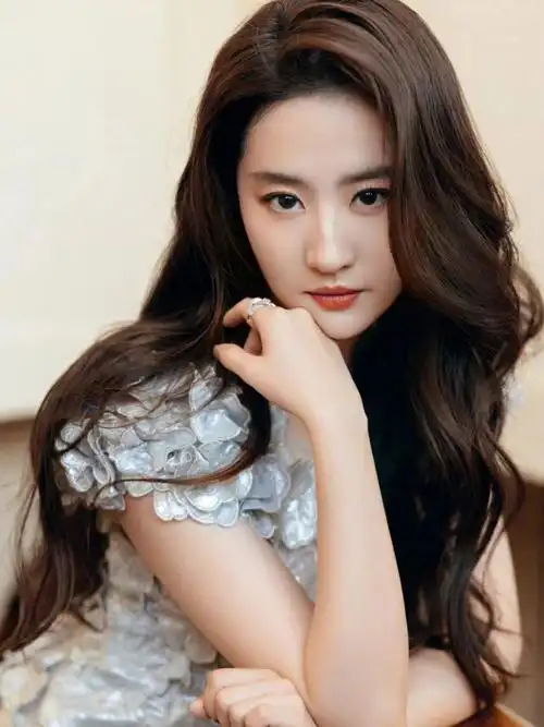 刘亦菲身材比例完美侧颜暴击