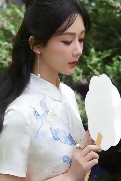 杨紫二登费加罗封面,复古名伶大片惊艳,开启疯狂刷封模式_时尚_作品