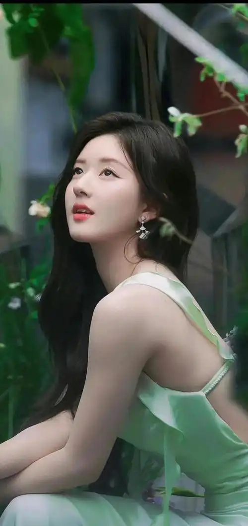 赵露思性感包臂裙气质写真_网易订阅