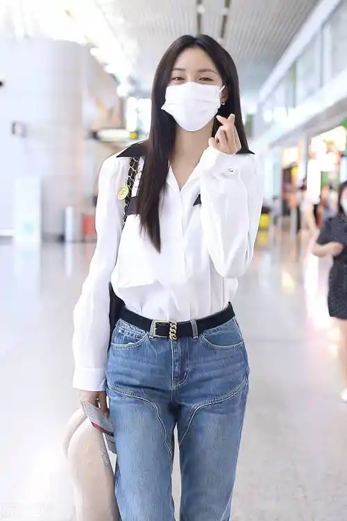 2022年7月15日,北京,沈梦辰现身机场.