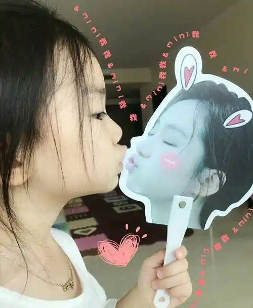 戚薇全家开心出游,小lucky腿长直逼李承铉腰线,拎包姿势尽得戚薇真传