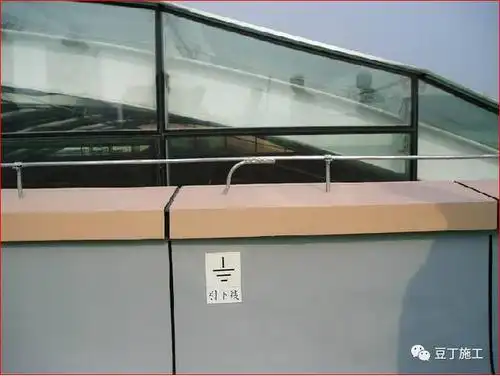 屋面避雷网横平竖直,支撑点间距一致合理