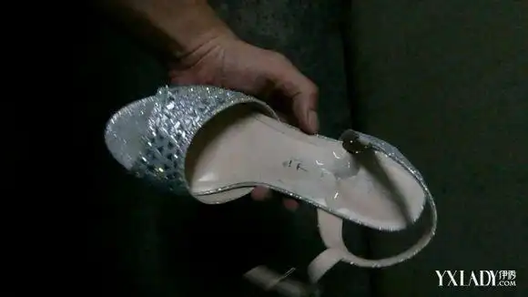 【图】展示高跟鞋打胶的图片 介绍穿高跟鞋的七大健康隐患