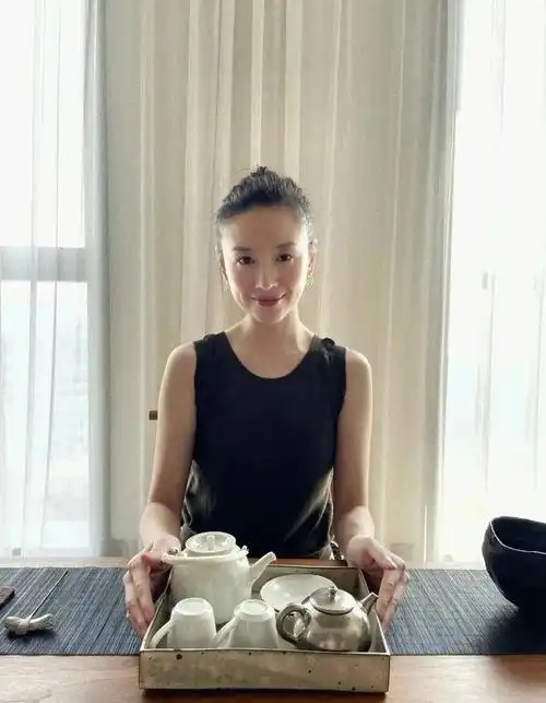 潘粤明和尹姝贻同框被拍相识8年感情稳定破除跟董洁复婚传闻