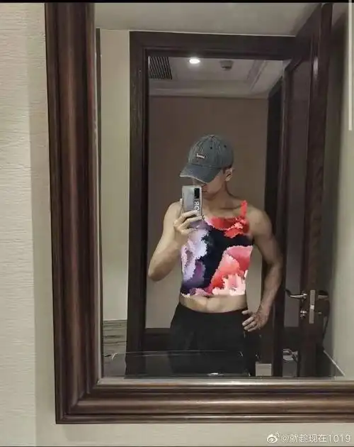 李现给腹肌穿衣服这下好身材更藏不住了