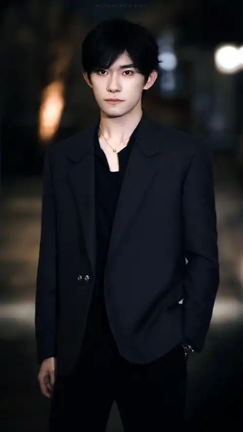 易烊千玺手拿dv走红毯##易烊千玺气定神闲的sense##gq出图了