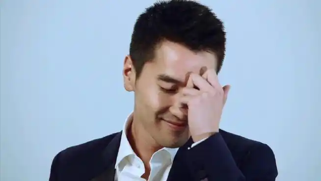 赵又廷#来一组mg gt tvc 花絮的高清截图吧.据说有人爱寸头哎!