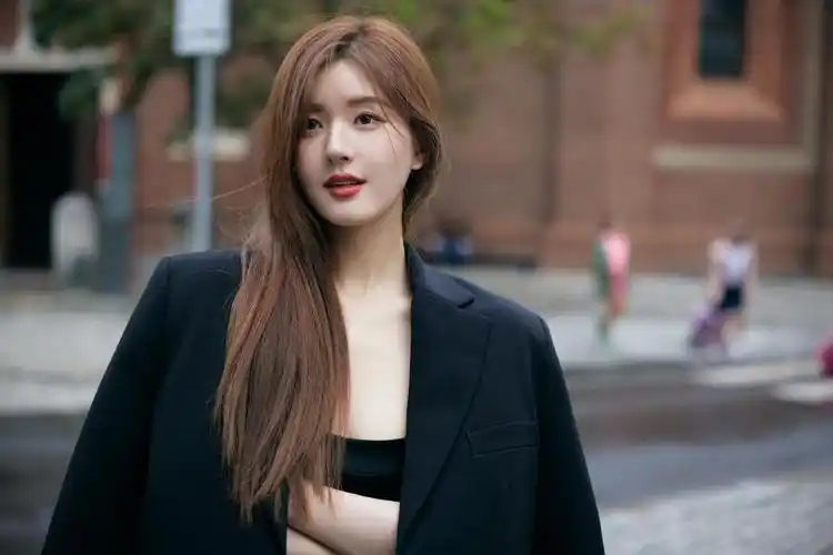 赵露思全新街拍写真曝光 御姐造型魅力全开