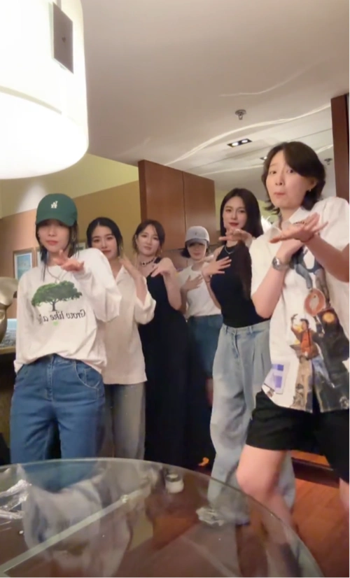 "大碗"姐妹再聚首,孟佳气质好,张含韵胖了,郁可唯镜头