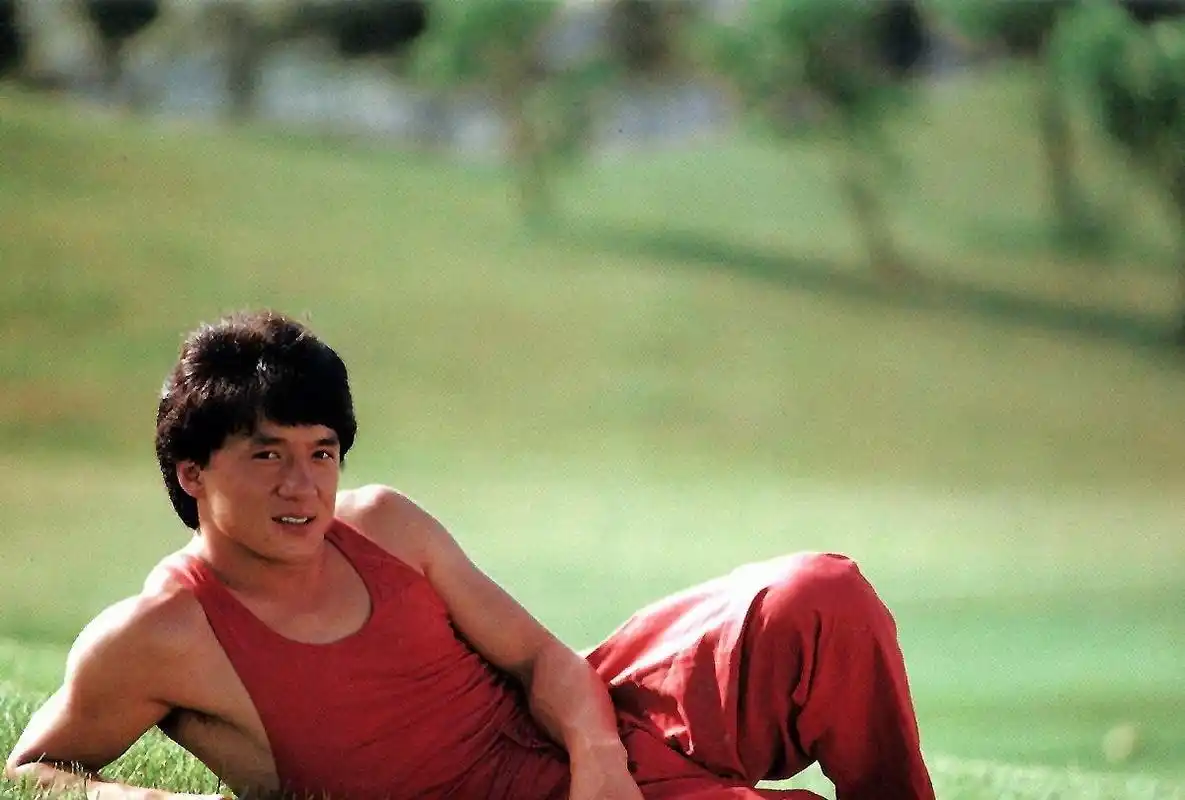 成龙年轻时候也是小鲜肉一枚 现在略显成熟 大哥风范十足