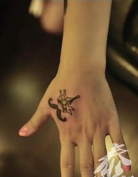 女生手背小胡子与皇冠纹身图案