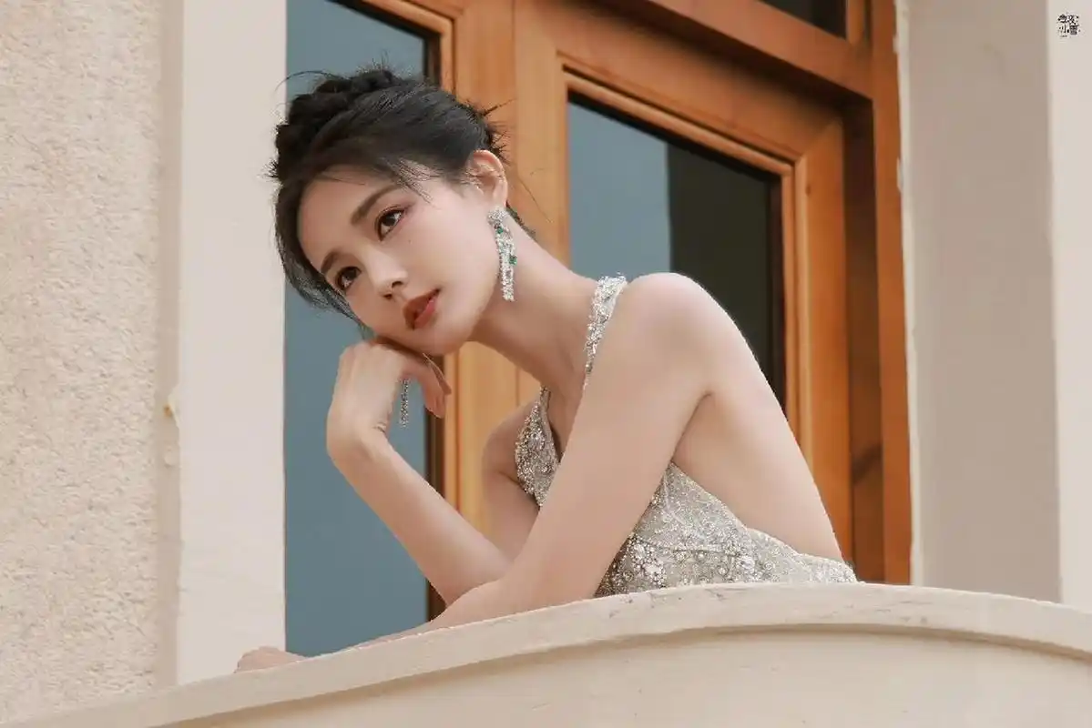 李一桐,一袭深v镶钻礼裙,大秀"事业线",性感又妩媚,女人味十足