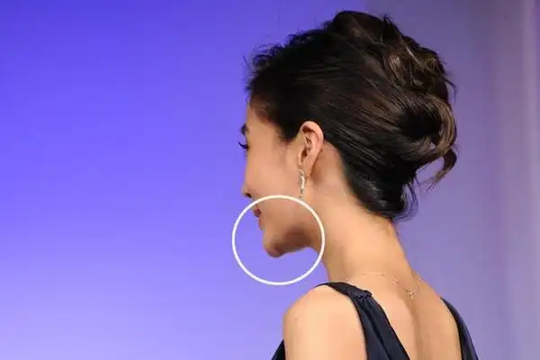 虽然,曾经angelababy在脸上有过迷茫的时候,于是下巴出现了截然不同的