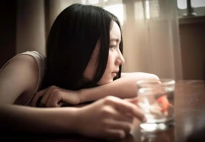 一个人静静发呆的图片