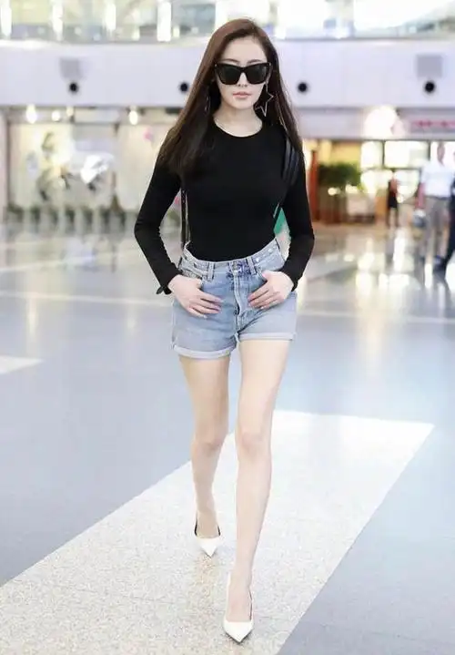 张天爱真会打扮穿二分裤还配高跟鞋显得腰又细腿又长