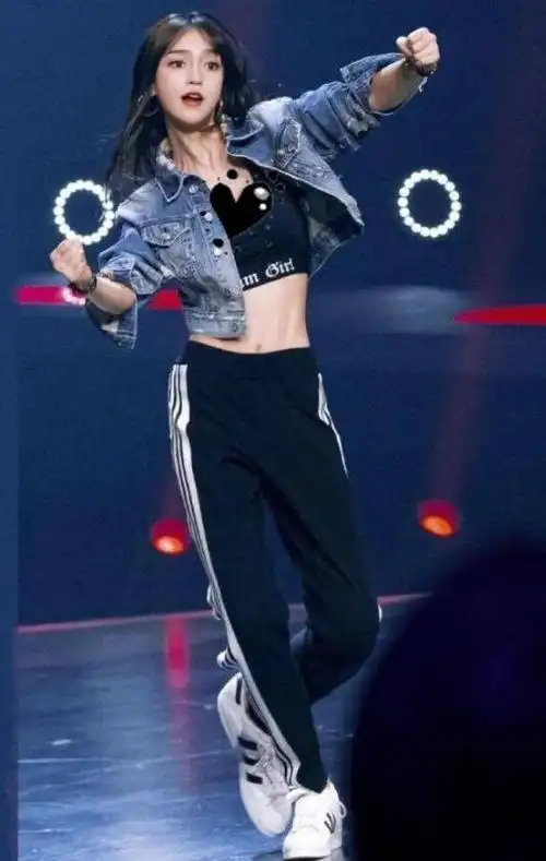 有一种"炫腹"叫杨颖,穿20cm短装秀小蛮腰,网友:晓明哥不管吗