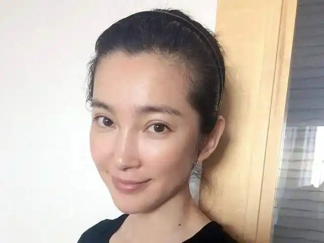 李冰冰的素颜室内拍,可以看到鼻尖,苹果肌的水光发亮.