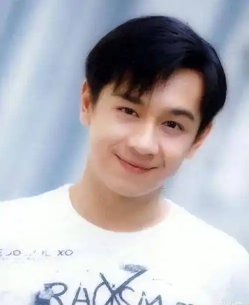 黄磊"发福",尹正"姨化",这10位男星年轻时也太帅了_陈浩民_陈志朋