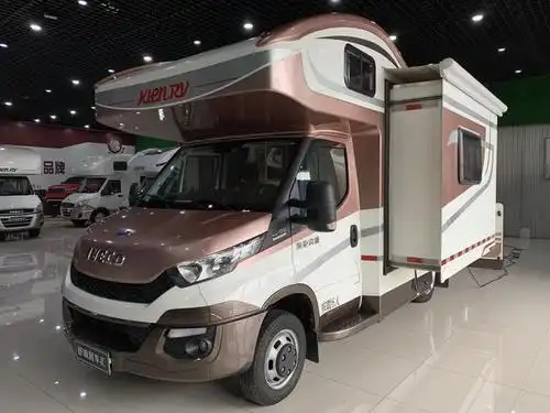 2018年5月6000公里宇通进口依维柯双拓展房车